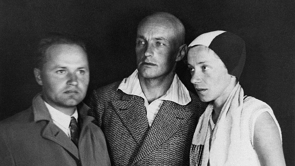 Członkowie grupy "a.r." (od lewej): Julian Przyboś, Władysław Strzemiński, Katarzyna Kobro (ok. 1930-1931) 