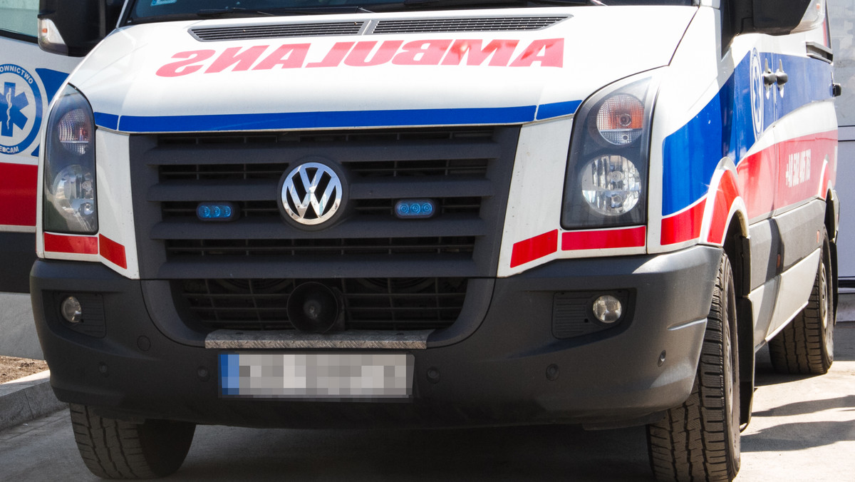 Wypadek autokaru z dziećmi w Lejkowie: tuż przed godz. 8 pojazd wpadł na drzewo. Jechało nim 35 dzieci, kilkoro z nich trafiło do szpitala. Na miejscu trwają badania pozostałych uczniów.