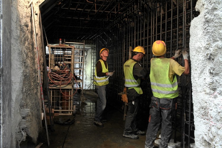 Warszawa, skrzyżowanie ul. Świętokrzyskiej i Marszałkowskiej. Plac budowy stacji przesiadkowej pomiędzy I i II linią metra na stacji Metro Świętokrzyska