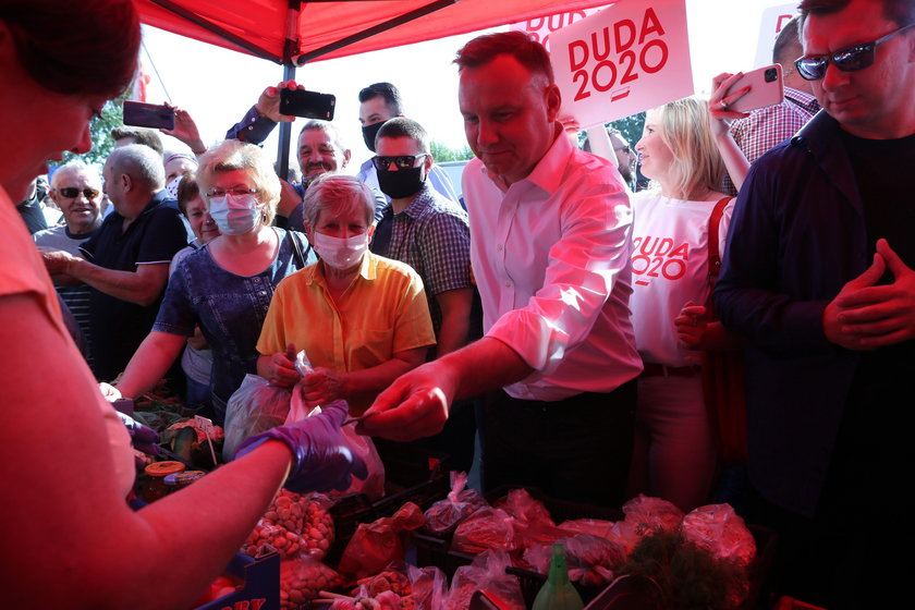 Konin: szarpanina przed wiecem Andrzeja Dudy