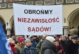 KOD demonstruje przeciwko reformie KRS – w Krakowie, Kielcach, Oświęcimiu