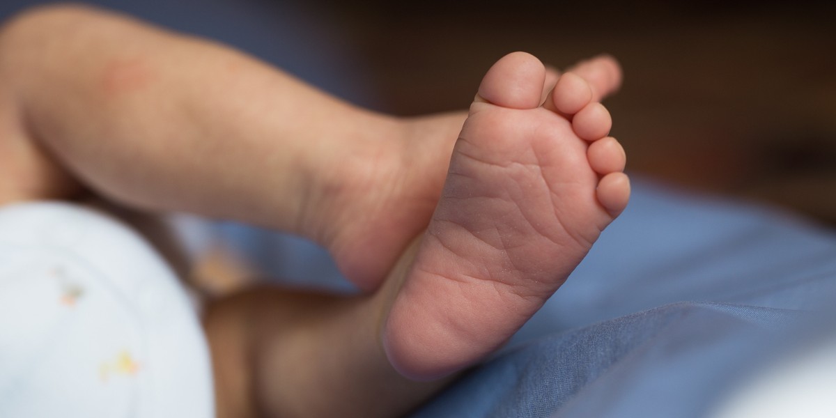 Mała Aurelia została odebrana rodzicom, ponieważ lekarze pomylili chorobę ze znęcaniem się nad nią.