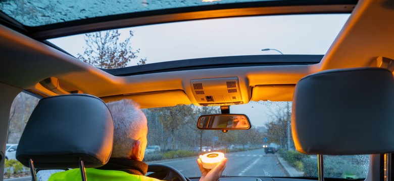 Rezygnują z trójkątów. Od 1 stycznia nowe obowiązkowe wyposażenie auta