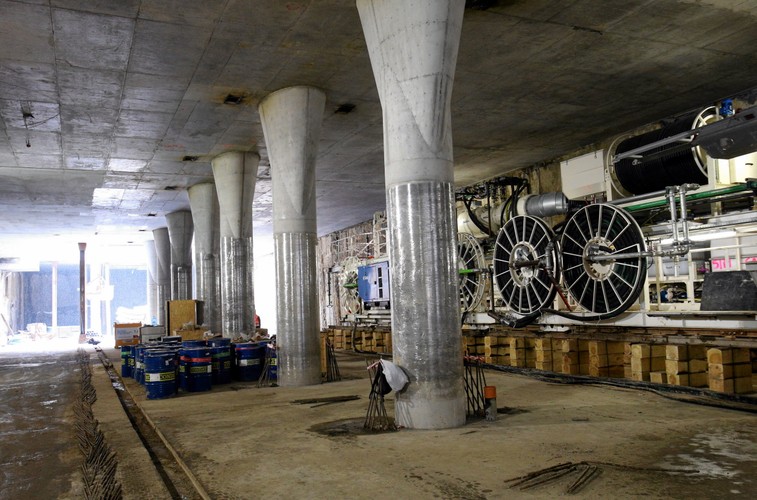 Mieszkańcy okolicznych kamienic nie ukrywają, że od czasu rozpoczęcia budowy bliskie sąsiedztwo robót mocno uprzykrza im życie. Na zdjęciu: Budowa II linii metra - stacja Dworzec Wileński.