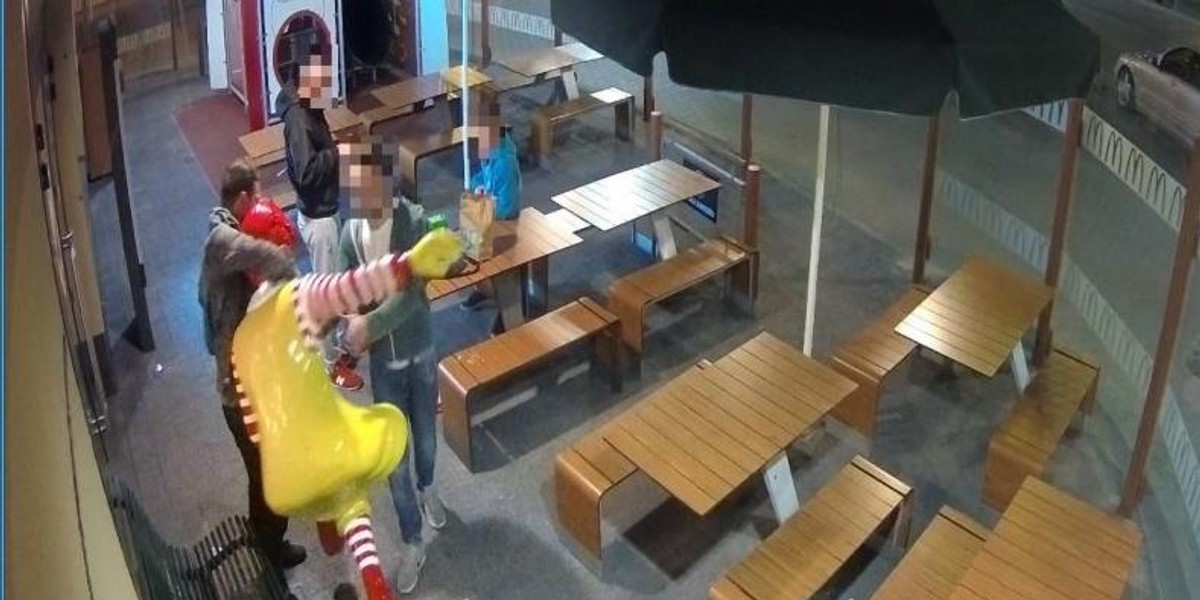 Policjanci poszukują mężczyzny, który uszkodził figurę klauna oraz metalową ławkę przy restauracji McDonald`s w Rzeszowie