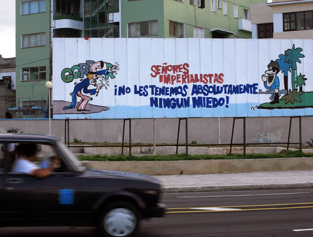 "Panowie Imperialiści, nie boimy się was ani trochę" - rysunek na murze przed Sekcją Interesów USA w Hawanie na Kubie