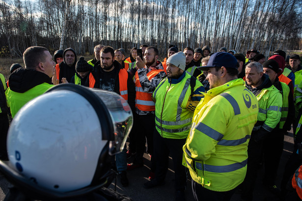 Protest przewoźników czekających w kolejce do polsko-ukraińskiego przejścia granicznego w Dorohusku