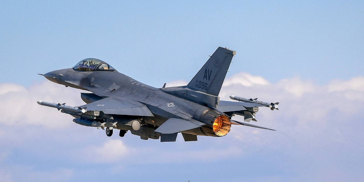 Samolot F-16 produkcji amerykańskiego koncernu Lockheed Martin.
