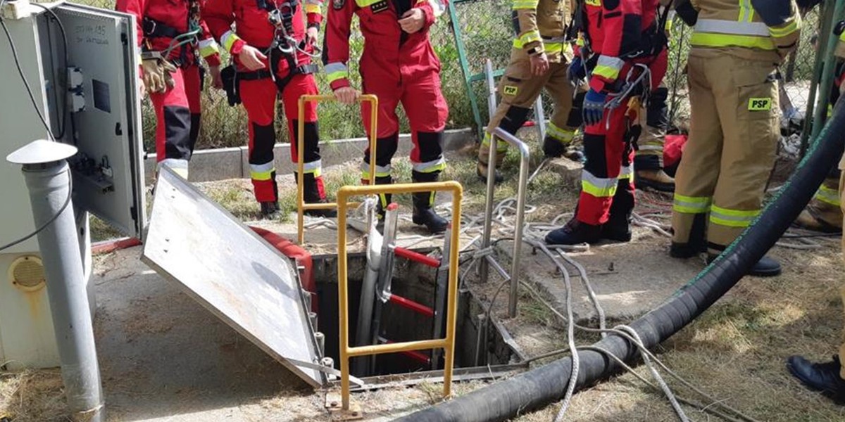 Tragedia w Gąsówce Starej. Trzech mężczyzn wpadło do szamba. Żadnego z nich nie udało się uratować.