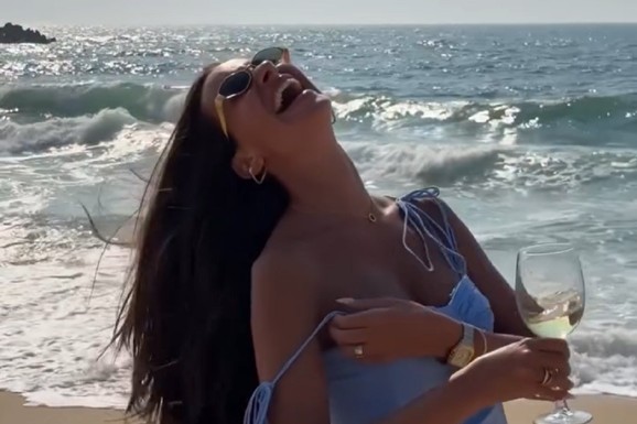 KOSJERINI SPADA BRETELA NA PLAŽI, A NE ISPUŠTA ČAŠU VINA Voditeljka RTS-a se skroz opustila: Zacenila se od smeha (VIDEO)