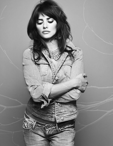 Penelope Cruz pozuje w wiosennej kolekcji, którą zaprojektowała dla Mango