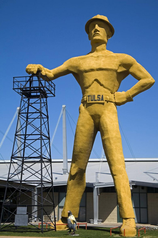 W Tulsa, Golden Driller, gigantyczny posąg pracownika naftowego, pokazuje, że było to centrum przemysłu naftowego