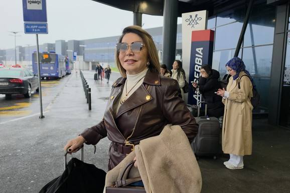 KOŽNA JAKNA I STRUK KAO MANEKENKA Pevačicu (75) smo uslikali na aerodromu: Padaju vilice koliko dobro izgleda (Video)