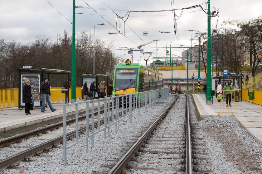 Tramwaj wjeżdża na przystanek