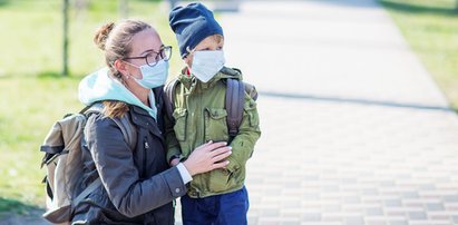 Maseczki wrócą jesienią? Lekarz komentuje decyzje rządu: Wychodzą z założenia "no trudno, część musi umrzeć"