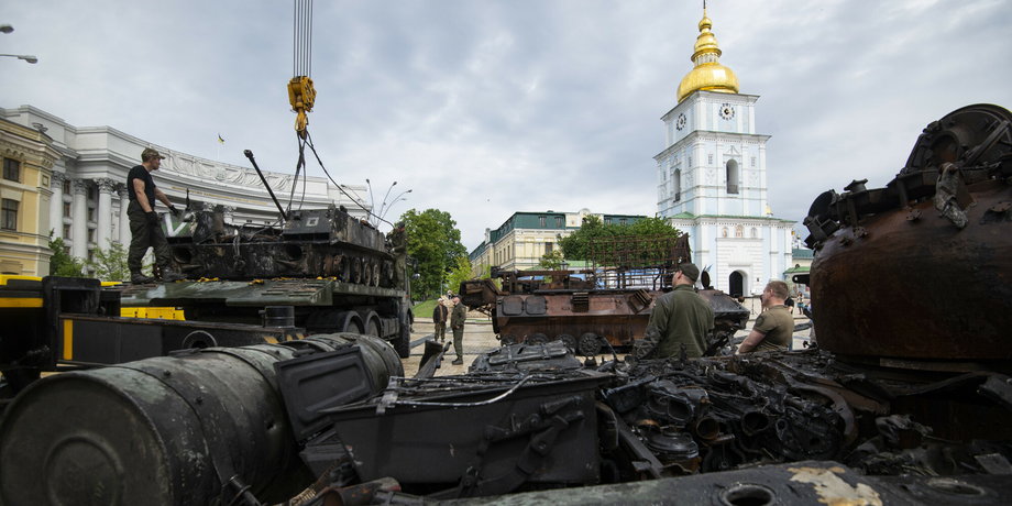 Zniszczone rosyjskie czołgi na ekspozycji w centrum Kijowa