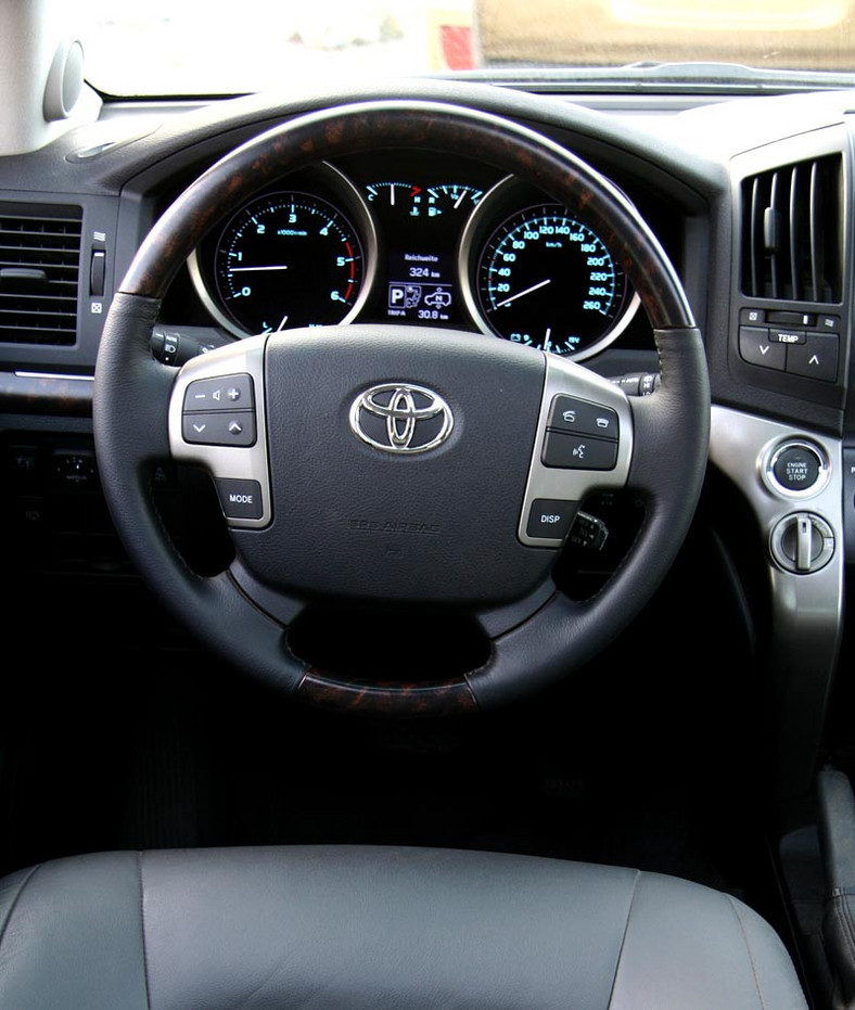 Toyota Land Cruiser V8: pierwsze wrażenia