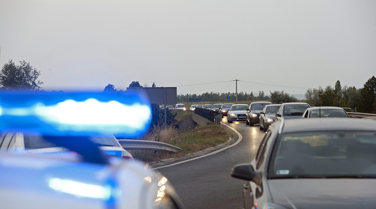 Baleset nehezíti a közlekedést az M1-es autópályán két helyen is. / Fotó: MTI/Lakatos Péter