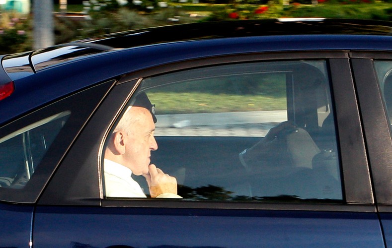 Papież Franciszek jeździ fordem focusem