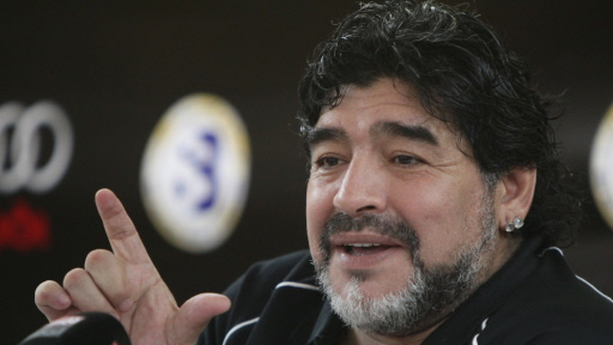 Diego Maradona przez wielu jest uważany za najlepszego piłkarza w historii. Argentyńczykowi dostało się jednak za sposób, w jaki zachowuje się na co dzień, a skrytykował go... jego własny syn, Diego junior. - Powinien brać na siebie odpowiedzialność, ale tego nie robi - powiedział.