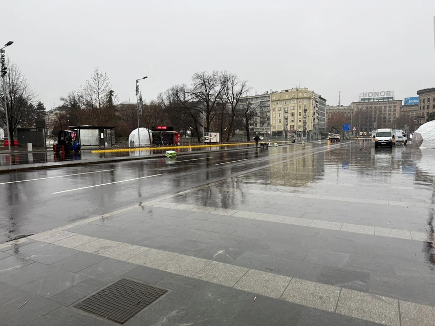 Uklonjen novogodišnji bazar ispred Skupštine