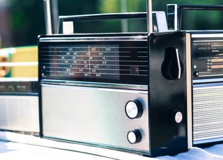 Zmowa radiowa, czyli gdzie i do kogo trafiają pieniądze od muzyki granej w lokalach