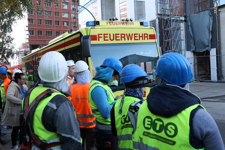Trabajadores evacuados en una obra de construcción en Hamburgo
