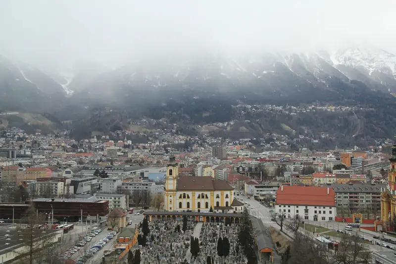 Cmentarz, który widać z góry skoczni