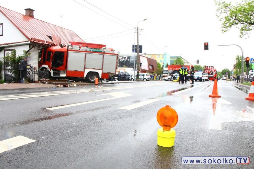 Sokółka. W dom wjechał wóz strażacki