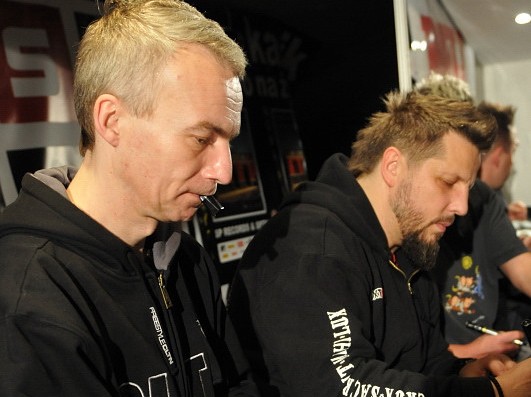 Kazik Na Żywo odbiera złoto i podpisuje 'Bar La Curva'