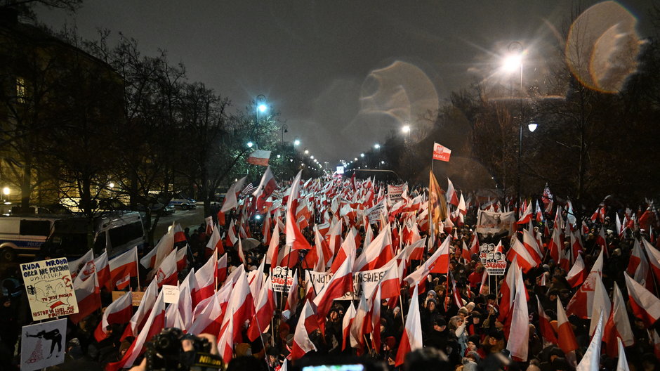 Organizowana przez Prawo i Sprawiedliwość manifestacja Protest Wolnych Polaków w Warszawie. Uczestnicy marszu w drodze do Kancelarii Prezesa Rady Ministrów (11.01.2024)