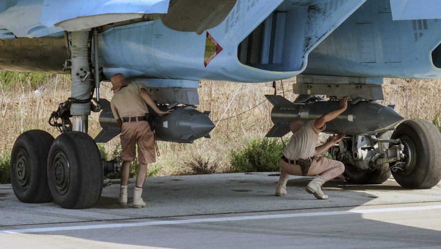 Rosyjski wielozadaniowy bombowiec  taktyczny <b>SU-34</b>, klasyfikowany również jako samolot myśliwsko-bombowy stacjonujący w bazie lotniczej w Chejmim, w pobliżu portowego miast Latakia. <br><br>fot. EPA/RUSSIAN DEFENCE MINISTRY PRESS SERVICE/HANDOUT Dostawca: PAP/EPA.