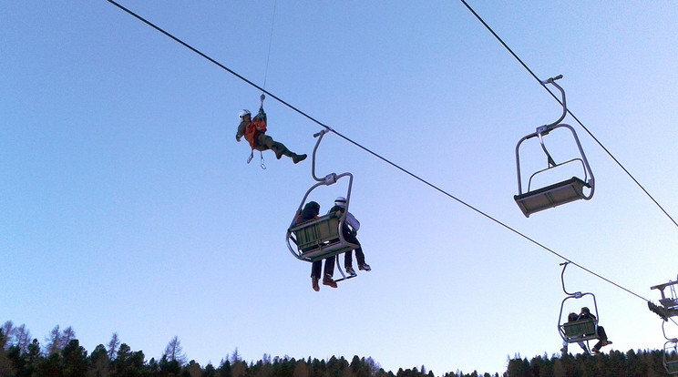 A sílift 5-10 méteres magasságban állt meg: 150 
ember rekedt odafönt