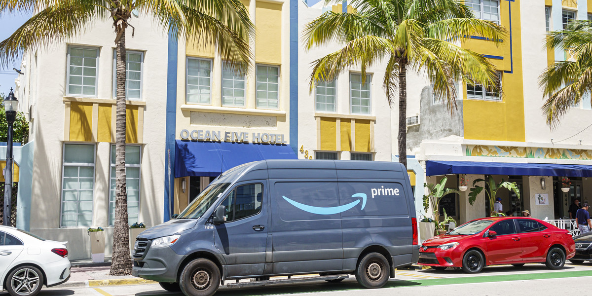 Samochód dostawczy Amazon zaparkowany w Miami Beach na Florydzie.