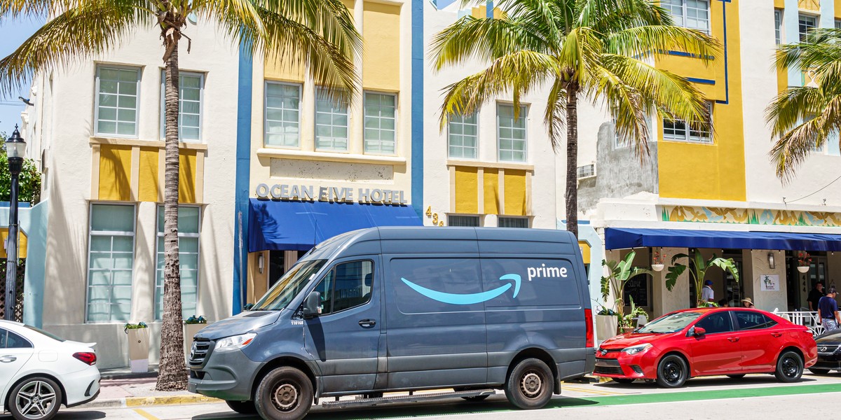 Samochód dostawczy Amazon zaparkowany w Miami Beach na Florydzie.