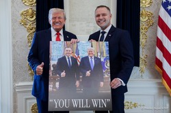 Karol Nawrocki otrzymał prezent od Donalda Trumpa. To plakat
