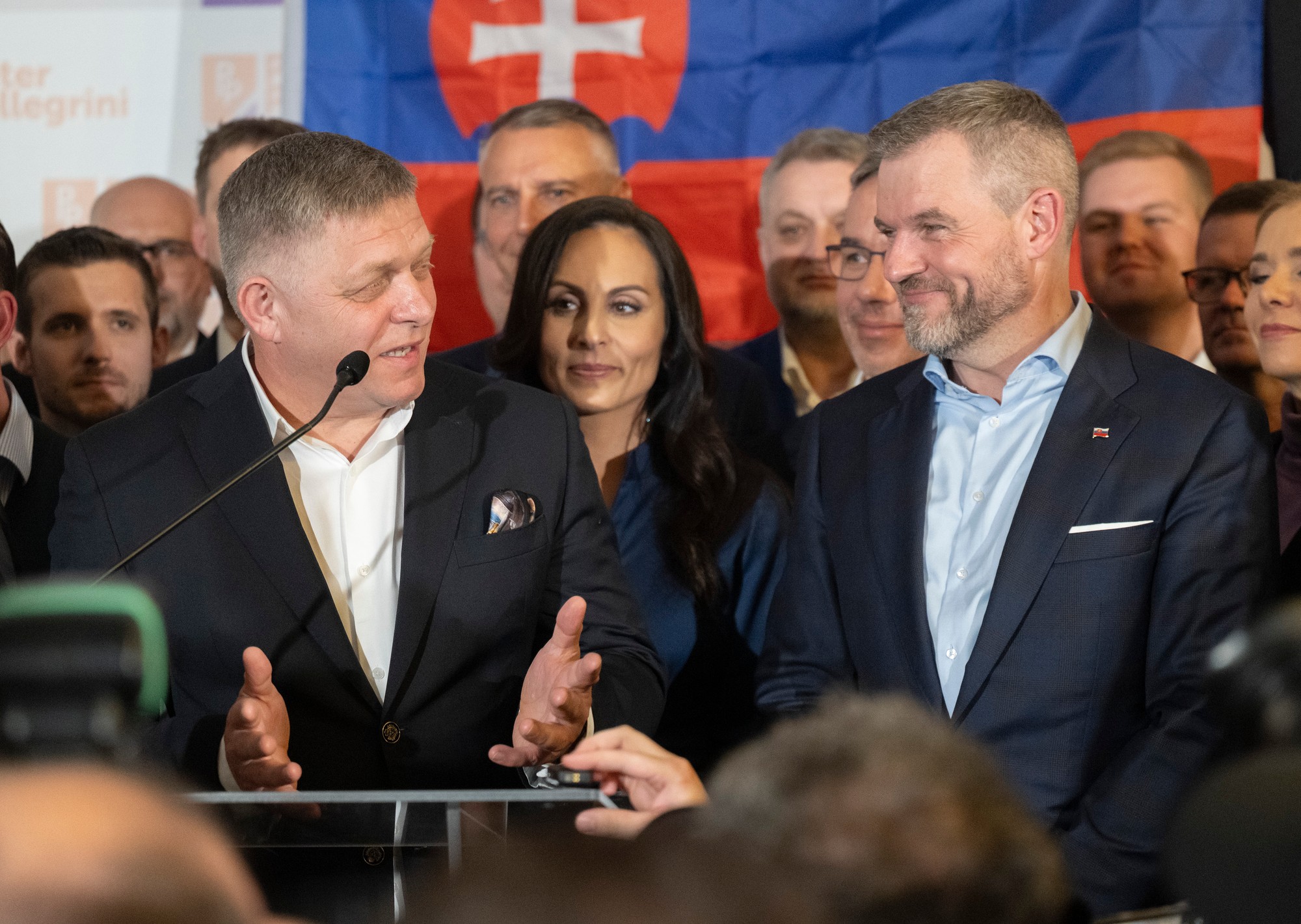Druhé kolo prezidentských volieb: Pellegrinimu gratuluje premiér SR Robert Fico.