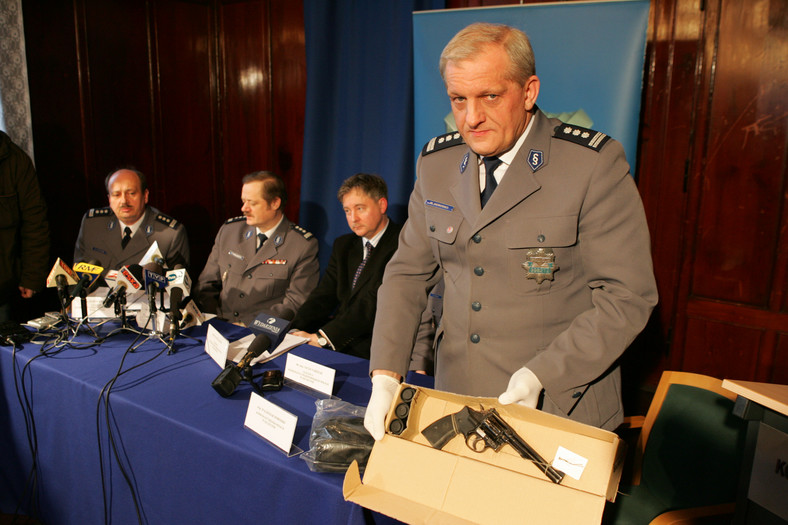Waldemar Horodko, ówczesny komendant szczecińskiej policji prezentuje broń "Snajpera"