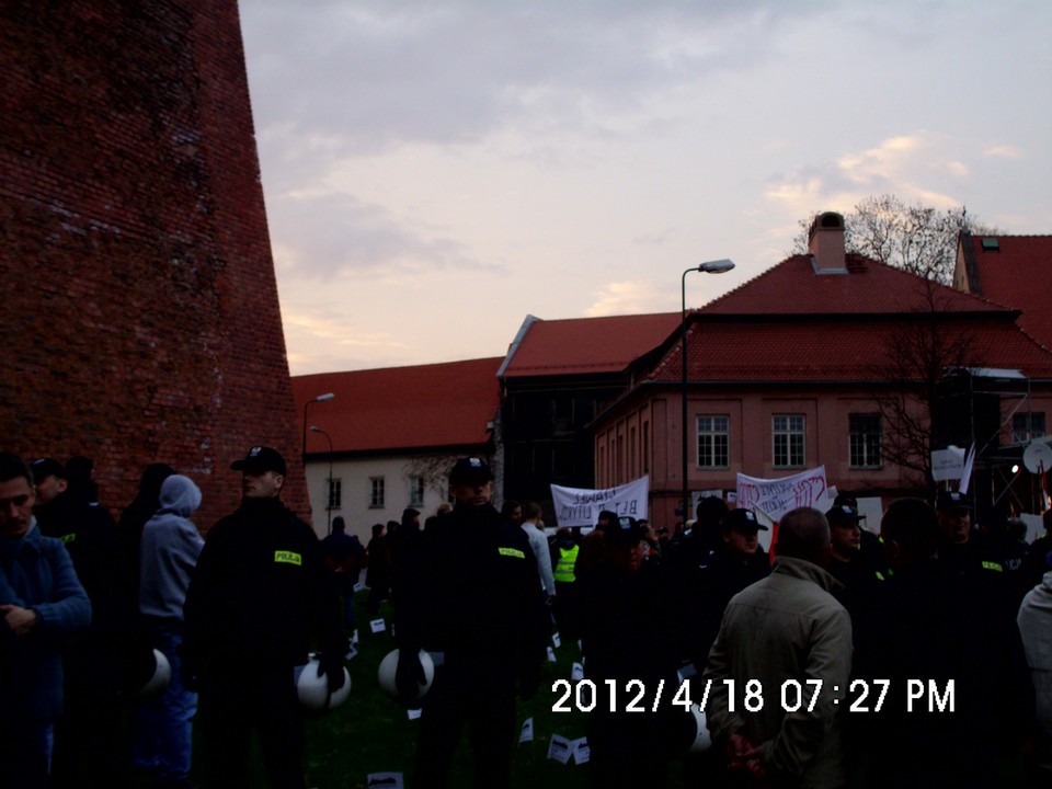 Druga rocznica pogrzebu Pary Prezydenckiej w Krakowie, Fot. Małgorzata W/Daj znać!