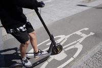 Elektryczne hulajnogi łatwo tuninguje się do 70 km/h — prawo to fikcja
