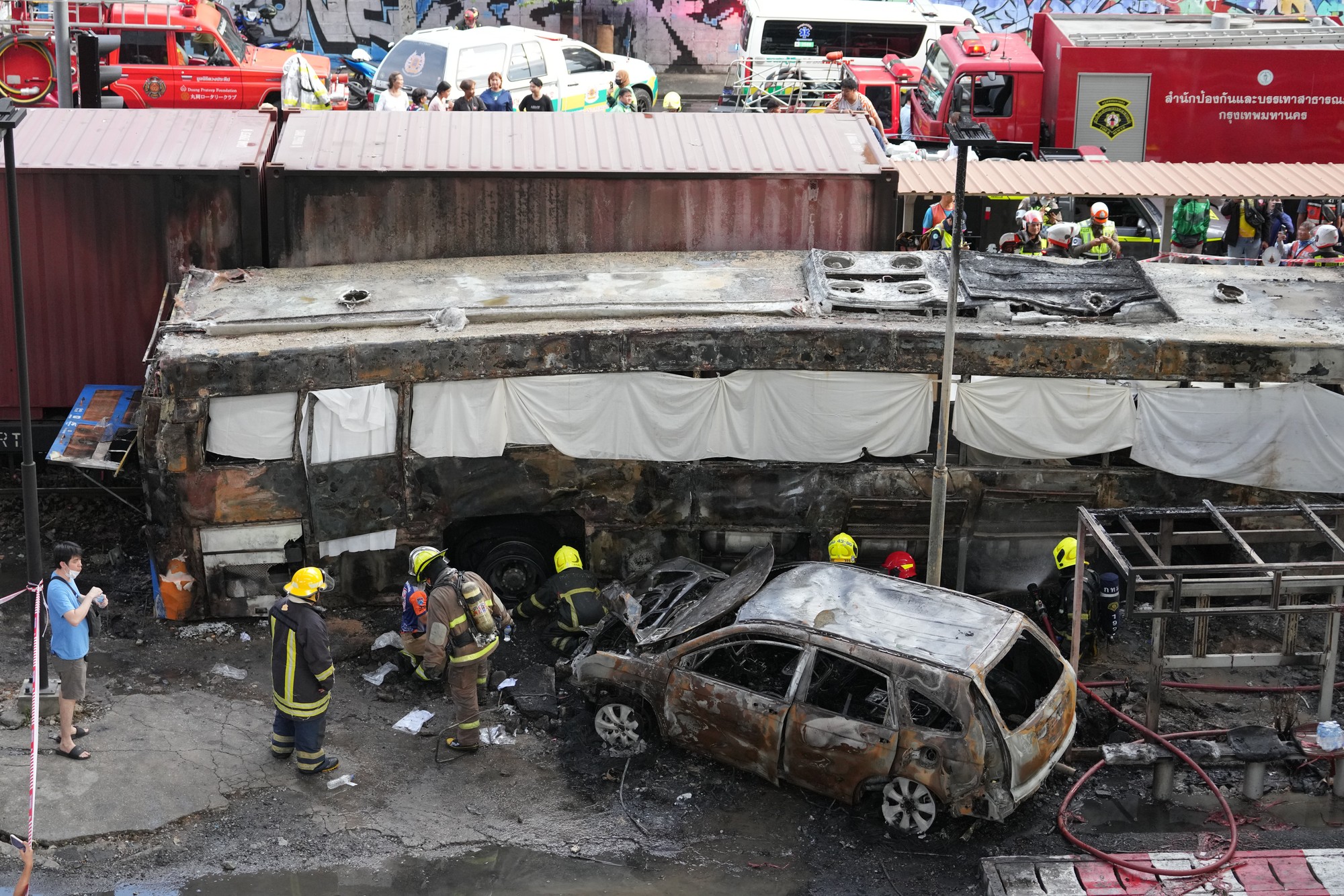 Zrážka vlaku s autobusom v Bangkoku si vyžiadala mŕtvych.