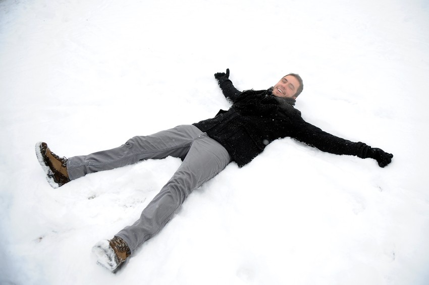 Tijago vodi da pravi anđela u snegu