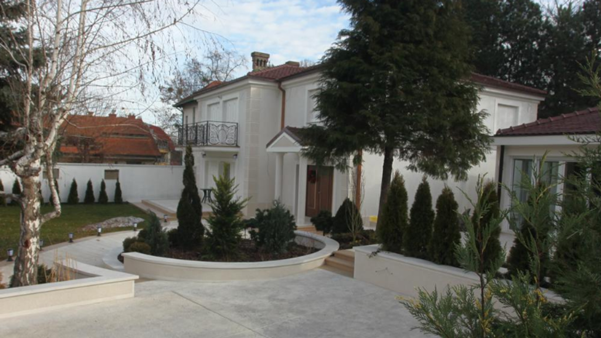 U ovoj milionskoj vili na Dedinju živi udovica našeg pevača: 