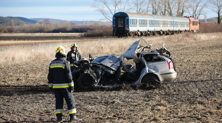 vonat-szemelyauto / Fotó: MTI Varga György