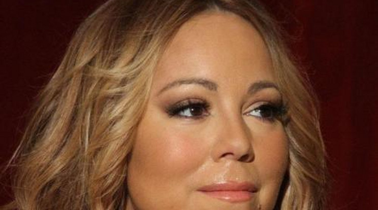 Mariah Carey hamisan énekelt