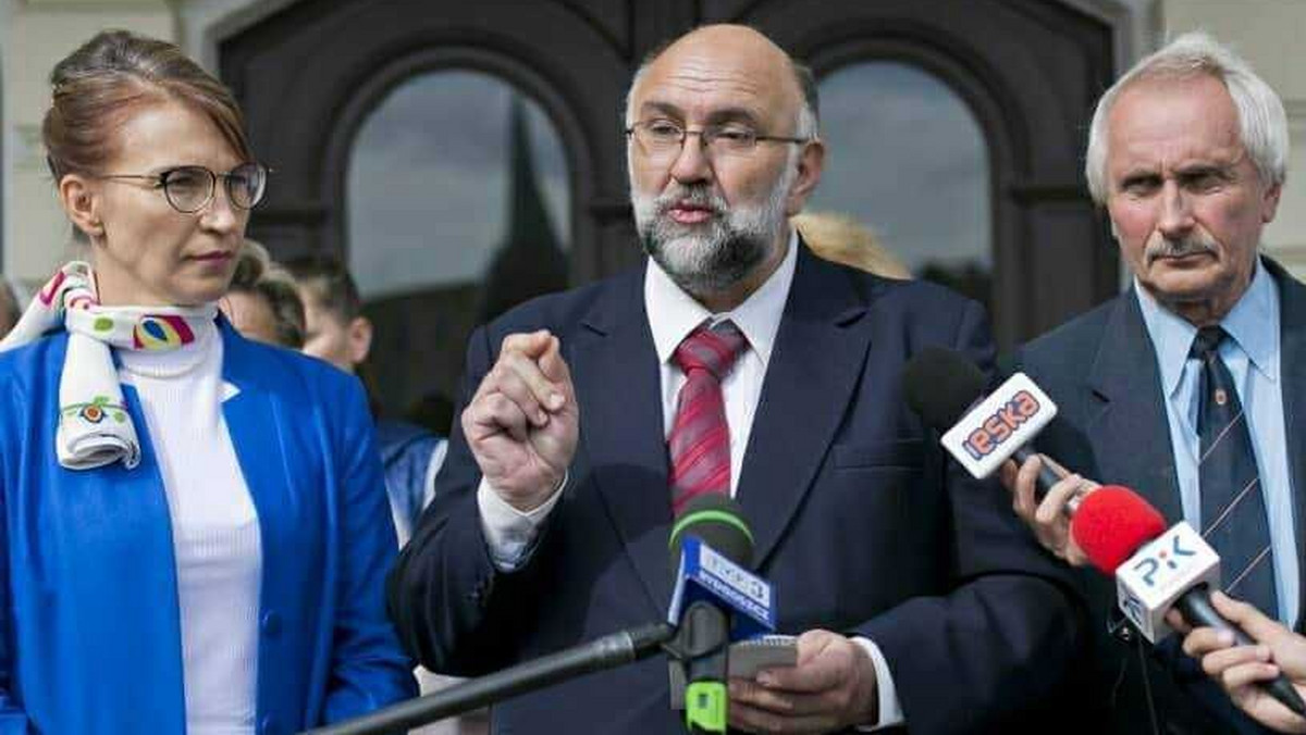 Zdaniem radnych Grażyny Szabelskiej, Krystiana Frelichowskiego i Stefana Pastuszewskiego lokatorzy mieszkań komunalnych w Bydgoszczy płacą za dużo. Ich zdaniem należy jak najszybciej obniżyć im czynsze.