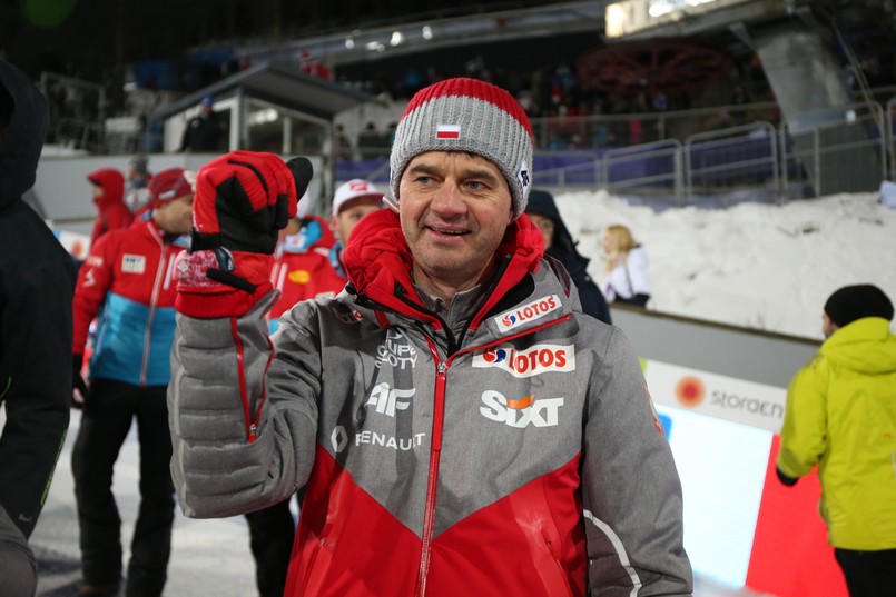 Kamil Stoch zajął pierwsze miejsce w klasyfikacji generalnej 65. edycji TCS, Piotr Żyła był drugi, a Maciej Kot czwarty. Już wówczas Austriak obiecywał, że nie spocznie na laurach. Teraz Stoch, Żyła, Kot i Dawid Kubacki w fińskim Lahti wywalczyli złoty medal MŚ. To 10. najcenniejszy krążek w historii występów biało-czerwonych w narciarskim czempionacie, ale pierwszy drużyny skoczków.