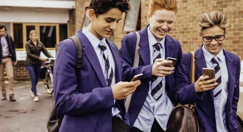 UK: Education secretary calls for mobile phones to be banned in schools