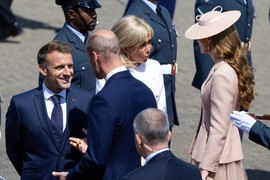 NOVI SKANDAL MAKRONOVIH! Bržit opet BRUTALNO PONIZILA Emanuela - i to ispred Kejt i Vilijama: Snimak je TOLIKO NEPRIJATAN, da se svet preznojava, a mesto zločina je PONOVO AVION