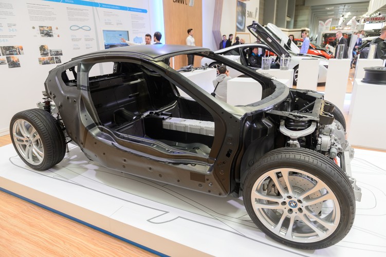 Szkielet hybrydowego BMW i8 zaprezentowany podczas targów motoryzacyjnych Motorshow 2015, w Poznaniu.<br><br> (mgo) PAP/Jakub Kaczmarczyk